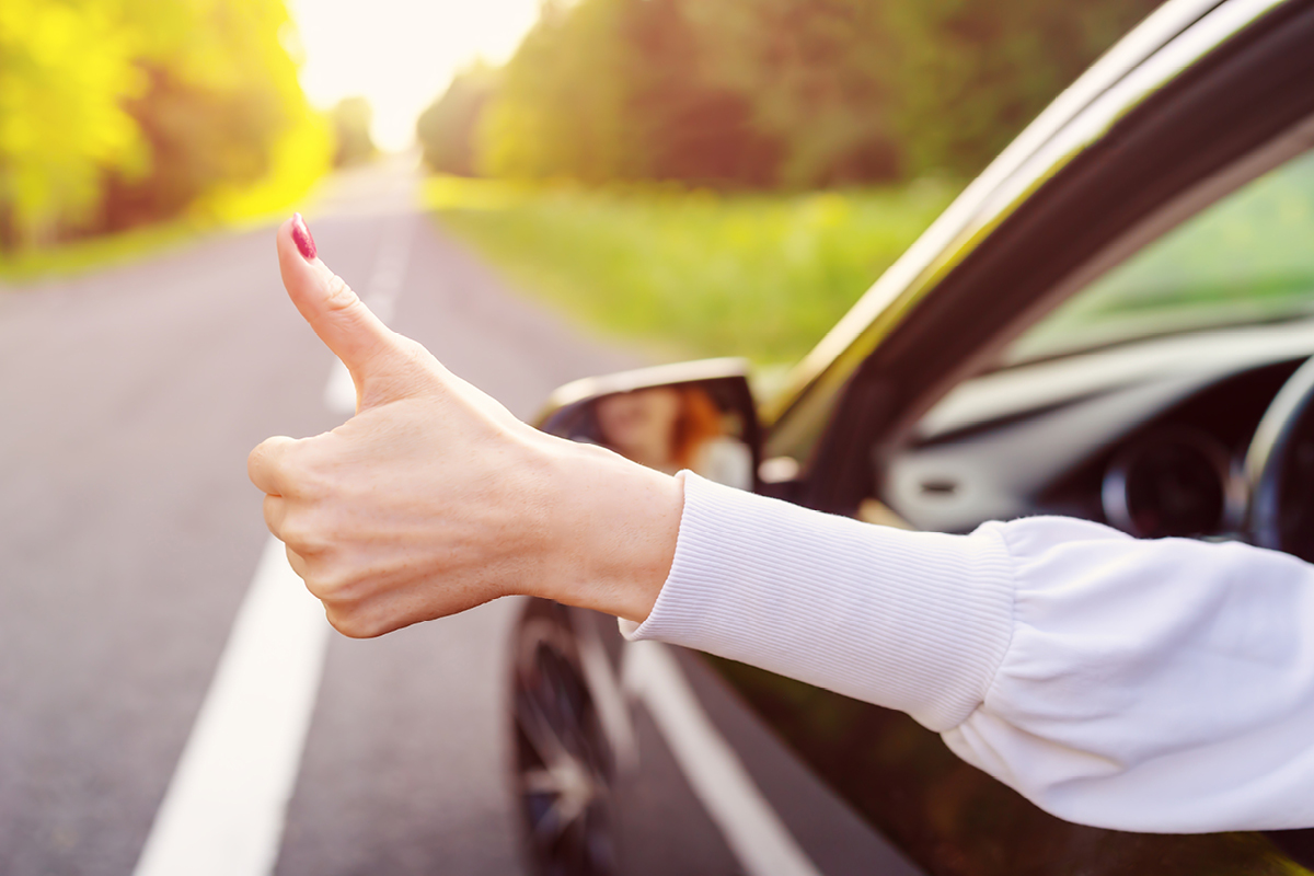 Daumen hoch aus dem Auto