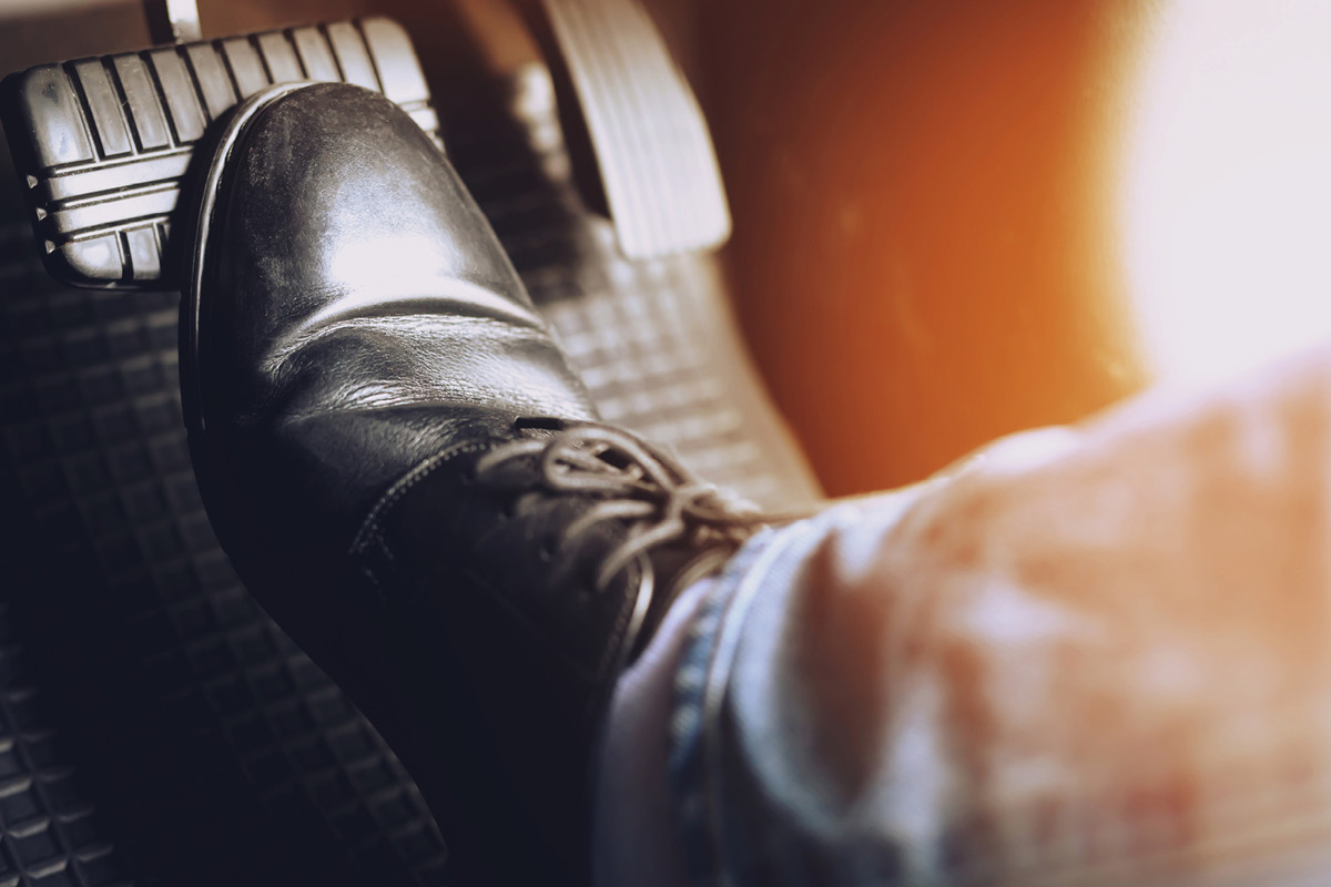 Fuß tritt auf Bremse