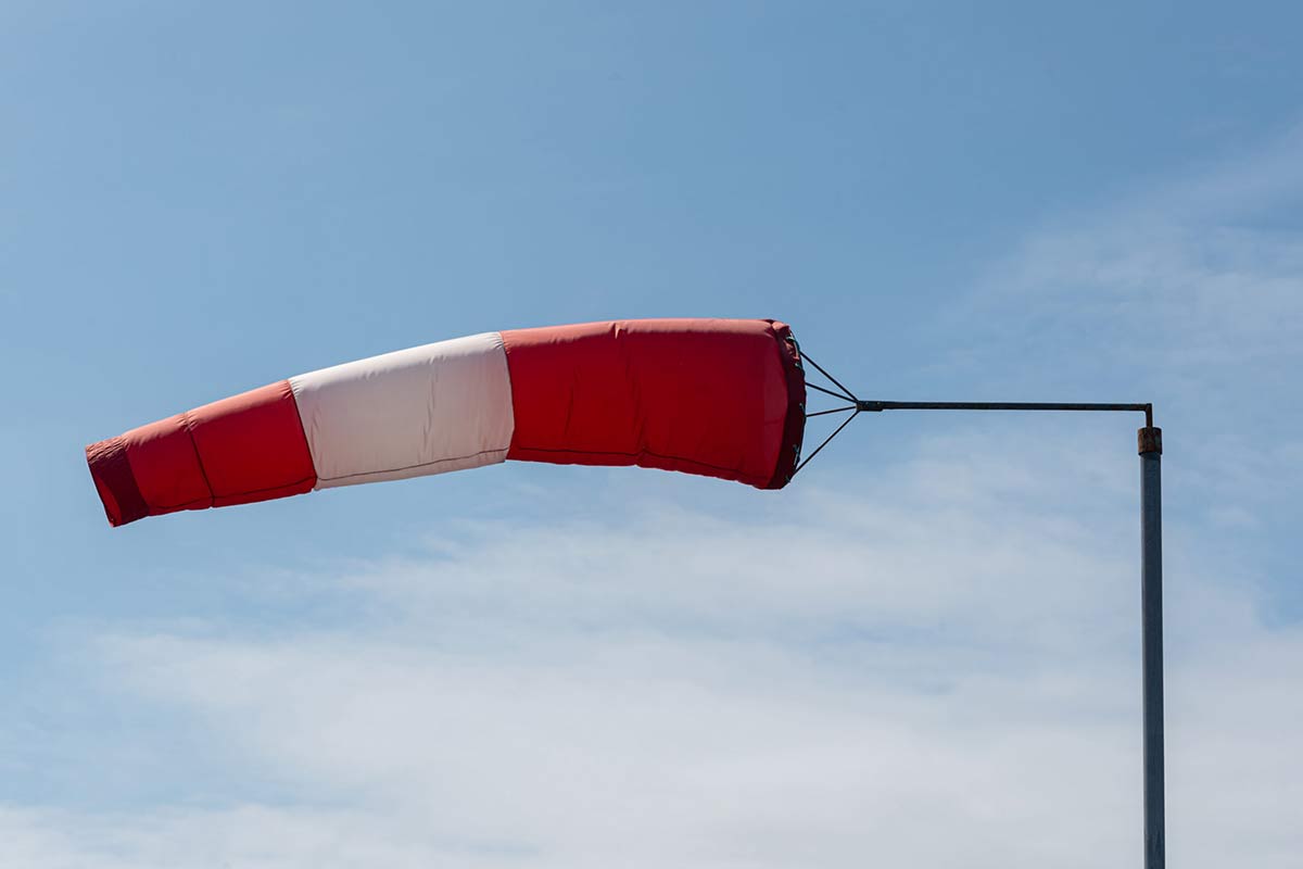 Ein Windsack zeigt deutlich die Windrichtung bei klarem Himmel