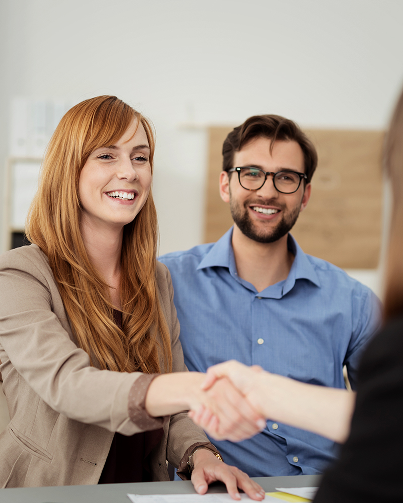 Junges Paar ist zum Beratungstermin im Büro