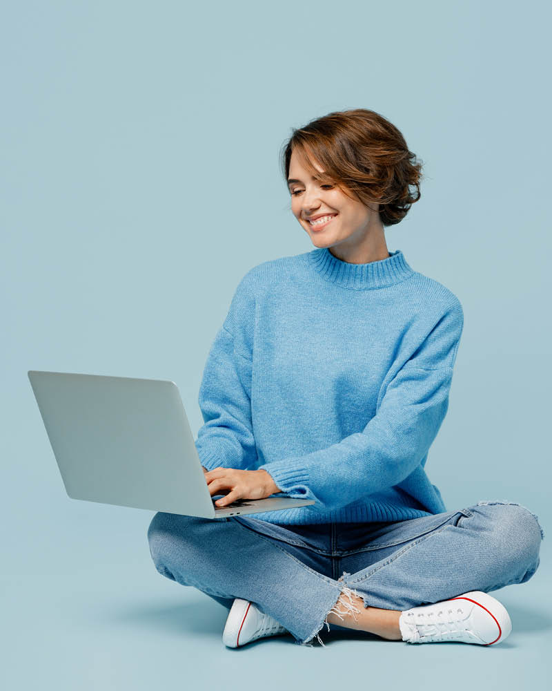 Frau tippt auf Laptop