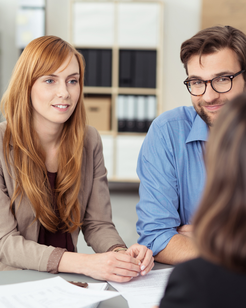 Eine Frau und ein Mann lassen sich über eine Versicherung beraten