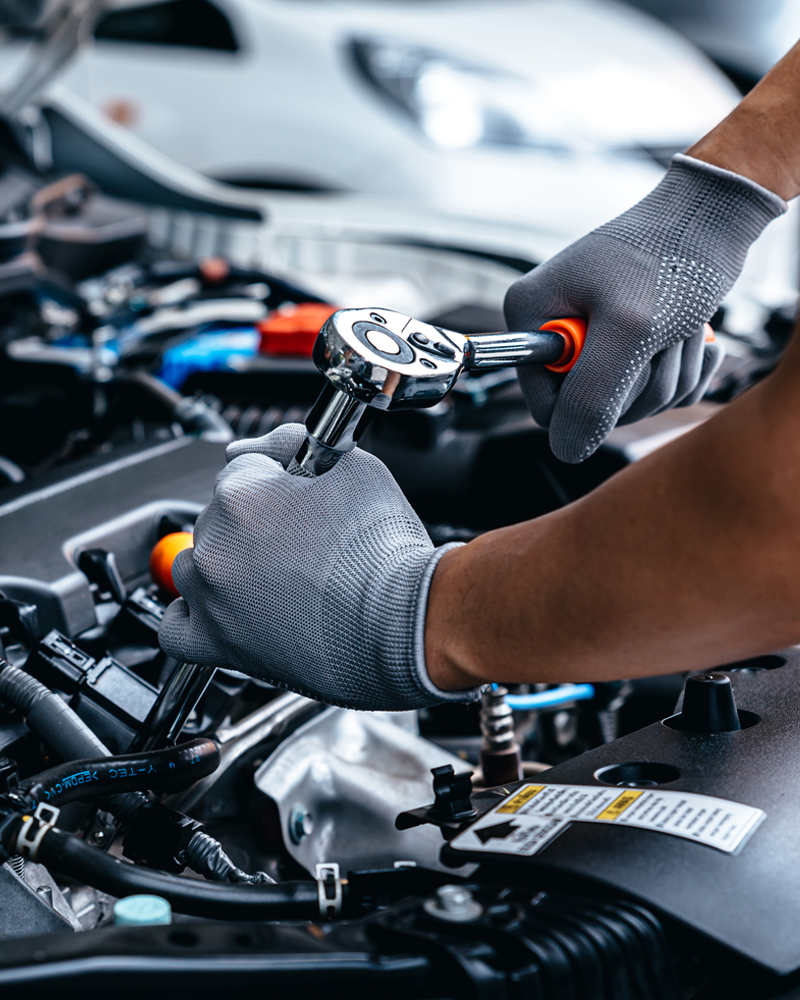 Eine Person arbeitet am Motorraum