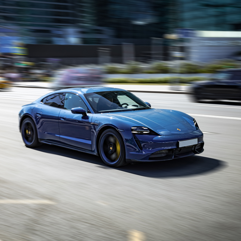 Ein Porsche der schnell fährt