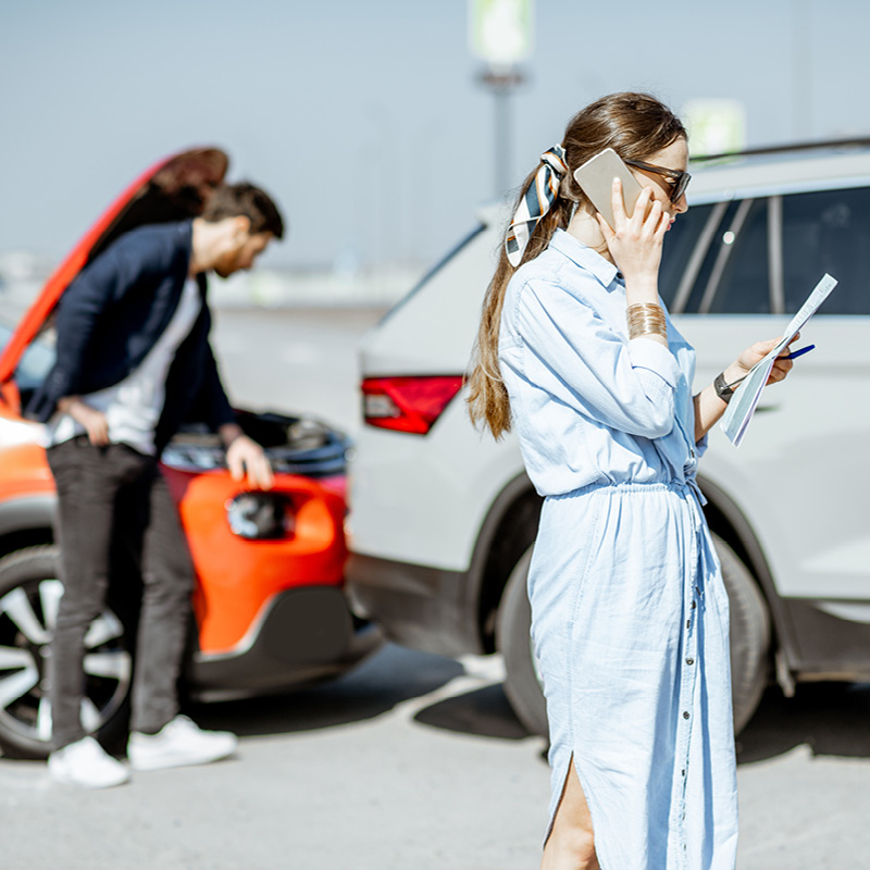 Unfallgeschehen, Frau telefoniert mit ihrem Handy