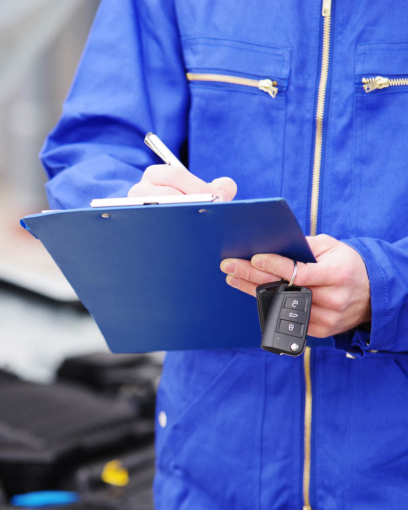 Werkstatt Mitarbeiter mit Klemmbrett